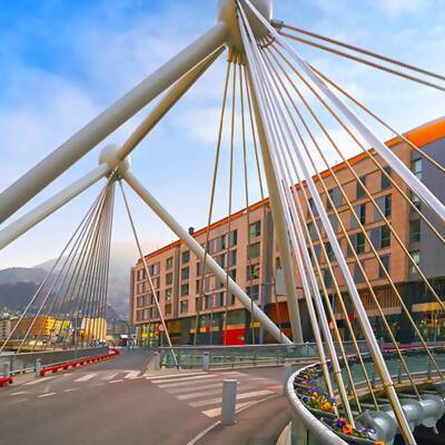Andorra La Vella ist nicht nur Shopping. Finde es mit unseren ortskundigen Guides heraus. - Genießen Sie jeden Moment Ihrer Reise. Sparen Sie sich Ärger und buchen Sie im Voraus. Unkomplizierte Stornierung bis zu 24 Stunden vorher – ohne Rückfragen.
