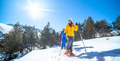Mach das Beste aus deinem Schneeschuhabenteuer und lass dich von unseren fachkundigen Lehrern auf eine fesselnde Reise zu den schönsten Plätzen des Tals mitnehmen, darunter der bezaubernde verschneite Schwarzkiefernwald und andere atemberaubende Orte.