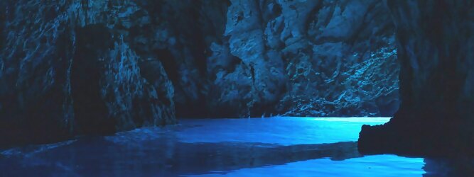 Trip Andorra Reisetipps - Die Blaue Grotte von Bisevo in Kroatien ist nur per Boot erreichbar. Atemberaubend schön fasziniert dieses Naturphänomen in leuchtenden intensiven Blautönen. Ein idyllisches Highlight der vorzüglich geführten Speedboot-Tour im Adria Inselparadies, mit fantastisch facettenreicher Unterwasserwelt. Die Blaue Grotte ist ein Naturwunder, das auf der kroatischen Insel Bisevo zu finden ist. Sie ist berühmt für ihr kristallklares Wasser und die einzigartige bläuliche Farbe, die durch das Sonnenlicht in der Höhle entsteht. Die Blaue Grotte kann nur durch eine Bootstour erreicht werden, die oft Teil einer Fünf-Insel-Tour ist.