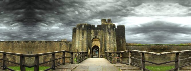 Trip Andorra Reisetipps - Caerphilly Castle - ein Bollwerk aus dem 13. Jahrhundert in Wales, Vereinigtes Königreich. Mit einem aufsehenerregenden Turm, der schiefer ist wie der Schiefe Turm zu Pisa. Wie jede Burg mit Prestige, hat sie auch einen Geist, „The Green Lady“ spukt in den Gemächern, wo ihr Geliebter den Tod fand. Wo man in Wales oft – und nicht ohne Grund – das Gefühl hat, dass ein Schloss ziemlich gleich ist, ist Caerphilly Castle bei Cardiff eine sehr willkommene Abwechslung. Die Burg ist nicht nur deutlich größer, sondern auch älter als die Burgen, die später von Edward I. als Ring um Snowdonia gebaut wurden.
