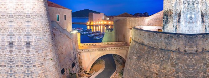 Trip Andorra Stadt Urlaub - Dubrovnik - Einen Wahnsinns Panoramablick hat man von Dubrovniks Hausberg Srd. Empor geht’s ganz easy und entspannt, minutenschnell mit der Luftseilbahn. Für begeisterte GOT-Fans empfiehlt sich die speziell geführte Game-of-Thrones-Tour zu den bekanntesten Drehorten und Schauplätzen der erfolgreichen Kultserie, der Eiserne Thron ist auf der kleinen idyllischen Insel Lokrum zu bestaunen. Die beliebtesten Orte für Dubrovnik Ferien, locken mit besten Angebote für Hotels und Ferienunterkünfte mit Werbeaktionen, Rabatten, Sonderangebote für Dubrovnik Urlaub buchen. Reisedaten eingeben und Hotel Flug Mietwagen Attraktionen Taxis für eine Dubrovnik Reise flexibel buchen. Sollten sich die Pläne ändern, sind viele der Unterkünfte und Zimmer in Dubrovnik kostenfrei stornierbar.