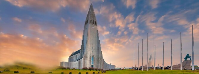 Trip Andorra Reisetipps - Hallgrimskirkja in Reykjavik, Island – Lutherische Kirche in beeindruckend martialischer Betonoptik, inspiriert von der Form der isländischen Basaltfelsen. Die Schlichtheit im Innenraum erstaunt, bewegt zum Innehalten und Entschleunigen. Sensationelle Fotos gibt es bei Polarlicht als Hintergrundkulisse. Die Hallgrim-Kirche krönt Islands Hauptstadt eindrucksvoll mit ihrem 73 Meter hohen Turm, der alle anderen Gebäude in Reykjavík überragt. Bei keinem anderen Bauwerk im Land dauerte der Bau so lange, und nur wenige sorgten für so viele Kontroversen wie die Kirche. Heute ist sie die größte Kirche der Insel mit Platz für 1.200 Besucher.