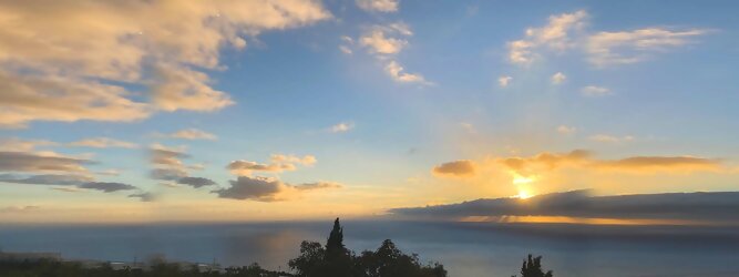 Trip Andorra Insel Urlaub - La Palma macht ihrem Beinamen, die Schöne, alle Ehre. Das Kleinod im Atlantik erstrahlt in sattem Grün, verziert mit hübschen landestypischen Villen in den weit gestreuten Dörfern, eingerahmt von weichen Wellen des dunkelblauen atlantischen Ozeans, am Himmel ziehen malerische Formationen, bauschiger weißer Schäfchenwolken. Eine Bilderbuchidylle zum Verlieben. Die beliebtesten Orte für La Palma Ferien, locken mit besten Angebote für Hotels und Ferienunterkünfte mit Werbeaktionen, Rabatten, Sonderangebote für La Palma Urlaub buchen. Reisedaten eingeben und Hotel Flug Mietwagen Attraktionen Taxis für eine La Palma Reise flexibel buchen. Sollten sich die Pläne ändern, sind viele der Unterkünfte und Zimmer auf La Palma kostenfrei stornierbar.